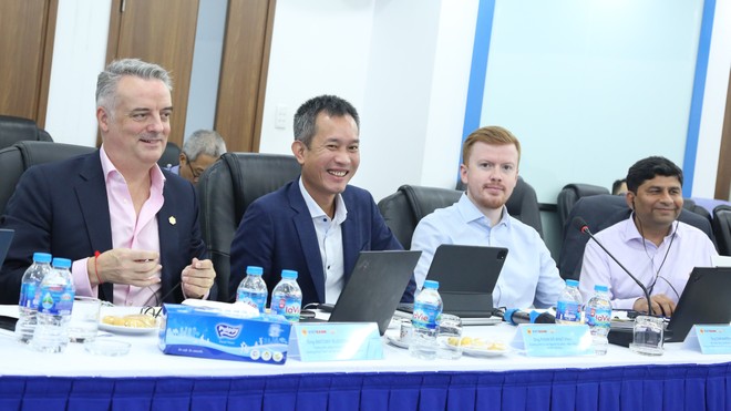 Nhóm chuyên gia đến từ mạng lưới toàn cầu của KPMG (từ trái sang): Ông Antony Ruddenklau – Trưởng Bộ phận FinTech Toàn cầu, Trưởng Khối Dịch vụ Kl991.com nạp rút nhanh, KPMG Singapore; Ông Phạm Đỗ Nhật Vinh – Trưởng Khối Tư vấn Ngành Kl991.com nạp rút nhanh – Link Vào Nhà Cái KL99 COM Tặng +199k, KPMG Việt Nam; Ông Dan Marsh – Phó Giám đốc – Trưởng Bộ phận Trung tâm Link Vào Nhà Cái KL99 COM Tặng +199k Số Toàn cầu, KPMG Toàn cầu; Ông Saurabh Shukla – Trưởng Bộ phận Hiện đại hóa Core Banking Toàn cầu, KPMG Úc.