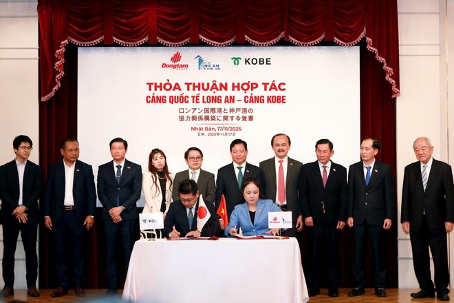 Bà Nguyễn Thụy Quỳnh Hương - Tổng giám đốc CTCP Quản lý & Khai thác Cảng Quốc tế Long An và ông Tomohisa Izumi - Phó tổng giám đốc Cảng Kobe ký kết MOU