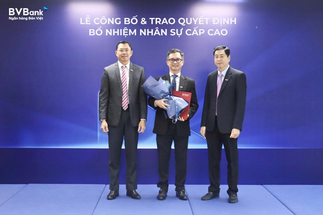 Ông Lê Anh Tài - Chủ tịch HĐQT (bên phải) và ông Lý Hoài Văn - Thành viên HĐQT kiêm Tổng giám đốc (bên trái) trao quyết định bổ nhiệm Phó tổng giám đốc phụ trách Khối Kl991.com nạp rút nhanh đến ông Nguyễn Hoàng Sơn