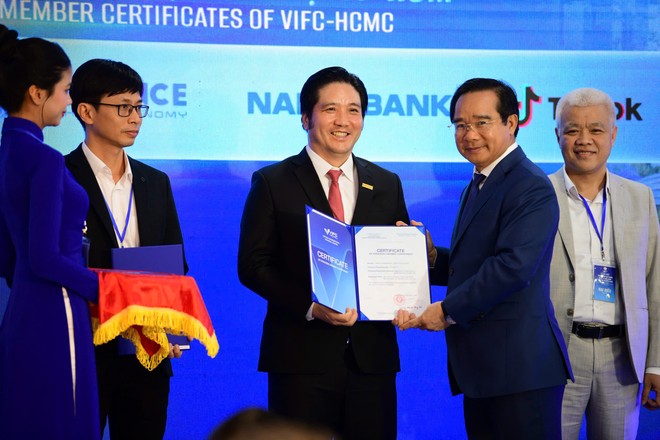 Ông Nguyễn Văn Được, Uỷ viên Trung ương Đảng, Phó bí thư Thành ủy, Chủ tịch UBND TP.HCM - Phó Chủ tịch Hội đồng điều hành VIFC - HCMC trao Chứng nhận Thành viên chiến lược cho đại diện Nam A Bank, Ông Trần Khải Hoàn – Thành viên Hội đồng quản trị kiêm Quyền Tổng giám đốc Nam A Bank.