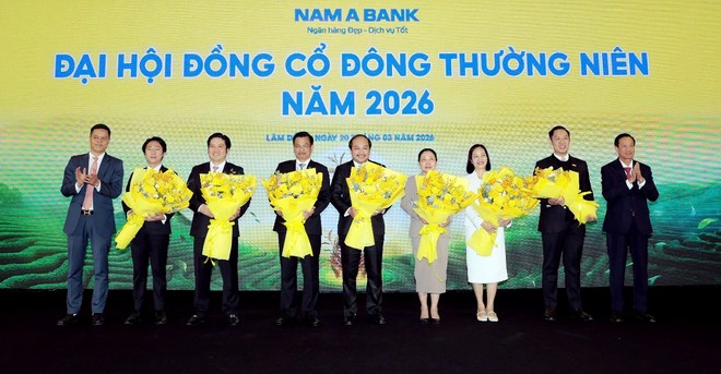 Thành viên HĐQT nhiệm kỳ mới nhận hoa chúc mừng