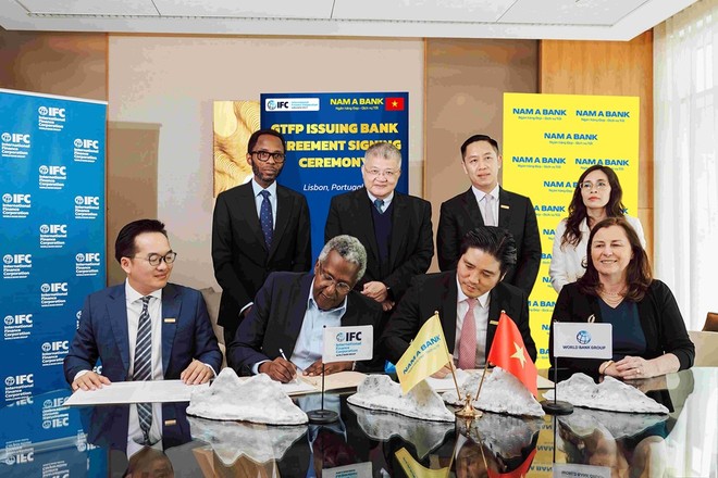 Ông Trần Khải Hoàn - Thành viên HĐQT kiêm Quyền Tổng giám đốc Nam A Bank và đại diện Lãnh đạo cấp cao IFC ký kết hợp tác.