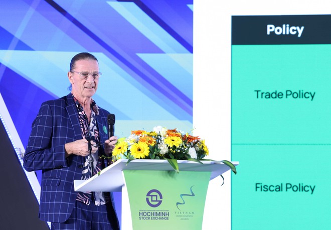 Ông Dominic Scriven trình bày về dự báo tăng trưởng Kl992 cổng game cá cược năm 2025. Ảnh: Lê Toàn