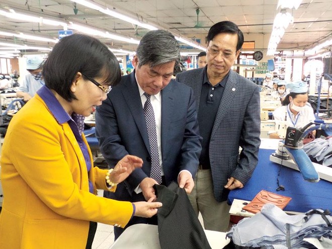 Bộ trưởng Bùi Quang Vinh thăm phân xưởng Kl994 nhà cái bóng đá world cup veston của May 10