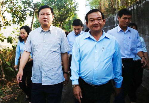 Ông Lê Minh Tấn - Bí thư Huyện ủy Củ Chi (áo xanh) - giữ chức Giám đốc Sở Lao động Thương binh và Trang Chủ KL99Com Số 1 Link Đăng Ký KL999. Ảnh: H.C