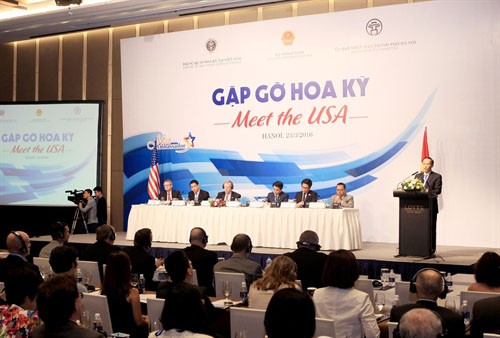 Các đại diện thương mại Mỹ và lãnh đạo địa phương Việt Nam chia sẻ nhiều thông tin về Kl99ok phiên bản mới trước thềm chuyến thăm của Tổng thống Mỹ - Obama. Ảnh: Đức Anh.