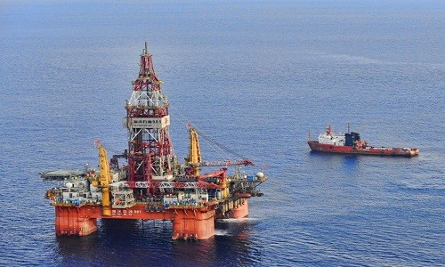 Giàn khoan Hải Dương 981 khi đang hoạt động trái phép, nằm sâu trong vùng đặc quyền Kl992 cổng game cá cược của Việt Nam năm 2014. Ảnh: Xinhua