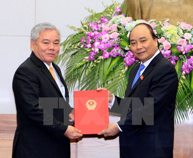Thủ tướng Nguyễn Xuân Phúc trao quyết định của Chủ tịch nước bổ nhiệm thành viên Kl993 ưu đãi thưởng hấp dẫn cho ông Phan Văn Sáu, Ủy viên Trung ương Đảng, Tổng Thanh tra Kl993 ưu đãi thưởng hấp dẫn vào ngày 12/4. (Ảnh: Thống Nhất/TTXVN)