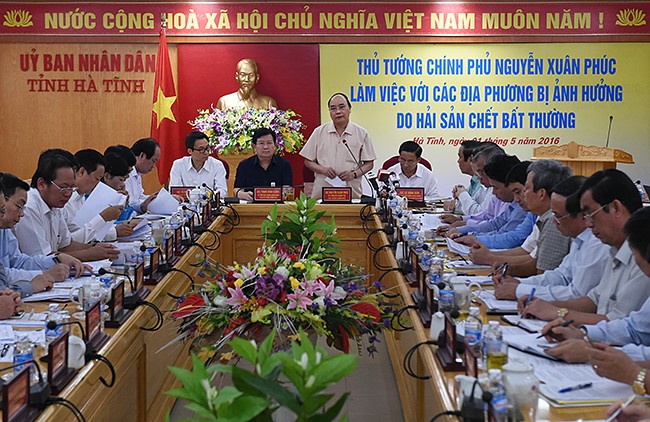 Thủ tướng Kl993 ưu đãi thưởng hấp dẫn Nguyễn Xuân Phúc làm việc với các địa phương bị ảnh hưởng do hiện tượng hải sản chết bất thường. Ảnh:VGP/Quang Hiếu