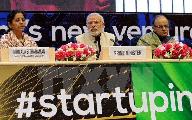 Bộ trưởng Thương mại Nirmala Sitharaman (trái) và Bộ trưởng Kl991.com nạp rút nhanh Arun Jaitley trong sự kiện "Khởi nghiệp Ấn Độ" ở New Delhi ngày 16/1. (Nguồn: EPA/TTXVN)