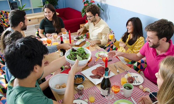 VizEat không chỉ cung cấp sự trải nghiệm về ẩm thực, mà còn cả trải nghiệp văn hóa, sự giao tiếp Trang Chủ KL99Com Số 1 Link Đăng Ký KL999 giữa người chủ nhà và khsach du lịch - Ảnh: VizEat