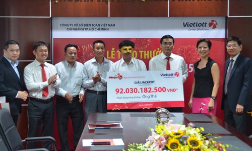 Buổi lễ trao giải có sự tham gia của đại diện Bộ Công an, Bộ Kl991.com nạp rút nhanh, Deloitte Việt Nam, Vietlott, Kl994 game bài casino hấp dẫn Berjaya, Công ty Berjaya Gia Thịnh, đại lý phát phát hành vé trúng thưởng, người trúng thưởng cùng gia đình. Ảnh: Vietlott
