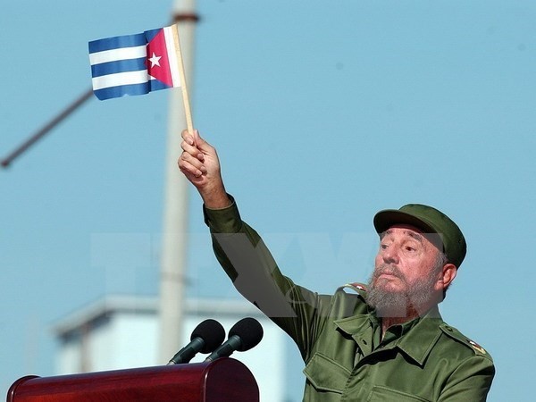 Lãnh tụ Cuba Fidel Castro phát biểu trước hàng nghìn người dân bên ngoài Văn phòng đại diện quyền lợi của Mỹ ở La Habana (Cuba) ngày 21/6/2004. (Nguồn: EPA/TTXVN)
