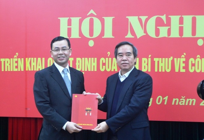 Trưởng Ban Kl992 cổng game cá cược Trung ương Nguyễn Văn Bình trao quyết định cho ông Ngô Văn Tuấn. Ảnh VGP/Huy Thắng