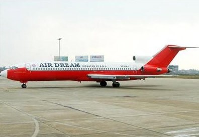 Máy bay Air Dream bị bỏ ở sân bay Nội Bài. Ảnh: Xuân Hoa
