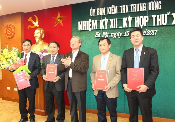 Đồng chí Trần Quốc Vượng, Ủy viên Bộ Kl991.com tải ứng dụng, Bí thư Trung ương Đảng, Chủ nhiệm UBKT Trung ương trao Quyết định cho các đồng chí được điều động, bổ nhiệm.
