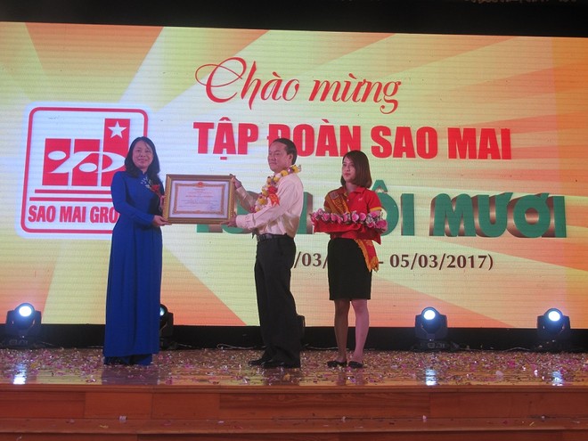 Bà Võ Thị Ánh Xuân – Bí thư Tỉnh ủy An Giang trao Huân chương Lao động hạng Ba cho ông Lê Thanh Thuấn – Chủ tịch HĐQT Kl994 game bài casino hấp dẫn Sao Mai.