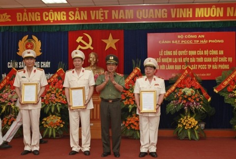 Lãnh đạo Tổng cục Kl991.com tải ứng dụng CAND trao quyết định và chúc mừng lãnh đạo Cảnh sát PCCC Hải Phòng. Ảnh ANHP