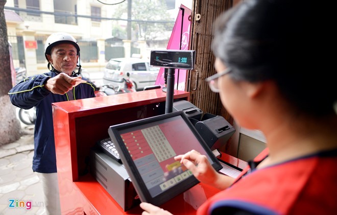 Thu nhập từ bán vé số Vietlott tại Hà Nội đang không đạt kỳ vọng của người bán khi so sánh với việc Kl992 VIP Trang Chủ 2026 các mặt hàng, dịch vụ khác tại cùng mặt bằng, dù mức vốn bỏ ra không hề nhỏ. Ảnh minh họa: Lê Hiếu.
