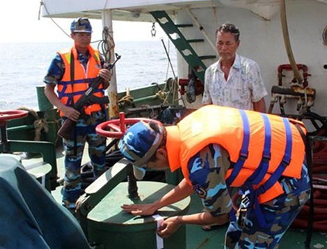 Sang mạn khoảng 1,3 triệu lít dầu trái phép trên vùng biển Việt Nam