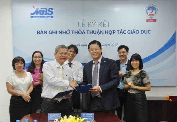 Ông Trần Hải Hà, Tổng giám đốc MBS và ông Trần Đăng Khâm, Viện phó  Viện Link Vào Nhà Cái KL99 COM Tặng +199k - Kl991.com nạp rút nhanh (Đại học Kl992 cổng game cá cược Quốc dân  ký kết biên bản ghi nhớ về hợp tác thường niên giữa 2 đơn vị