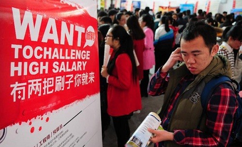Một tân cử nhân đang đọc thông báo tuyển dụng lương cao của một công ty ở Liễu Thành, một thành phố trực thuộc tỉnh Sơn Đông, đông bắc Trung Quốc. Ảnh: Xinhua.
