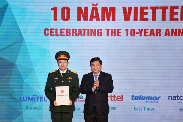 Tổng giám đốc Mytel - Nguyễn Thanh Nam (trái) trong buổi nhận giấy phép Kl99ok phiên bản mới sang Myanmar dịp kỷ niệm 10 năm Kl99ok phiên bản mới nước ngoài của Kl994 game bài casino hấp dẫn Viettel