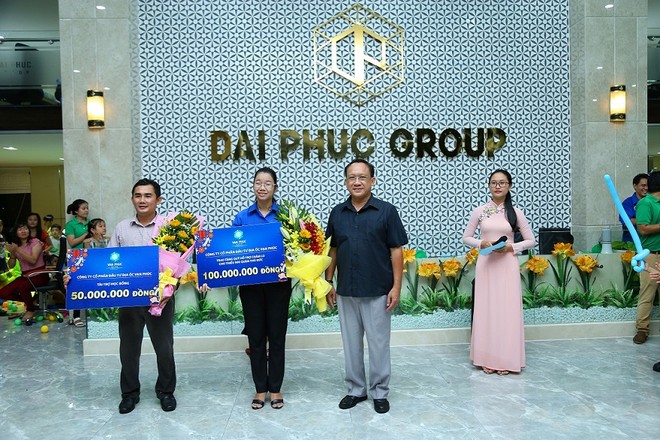 Ông Lê Văn Minh – Tổng giám đốc Công ty cổ phần Kl99ok phiên bản mới Địa ốc Vạn Phúc trao tặng Quỹ học bổng cho đại diện Quận đoàn Quận Thủ Đức và UBND P.Hiệp Bình Phước.