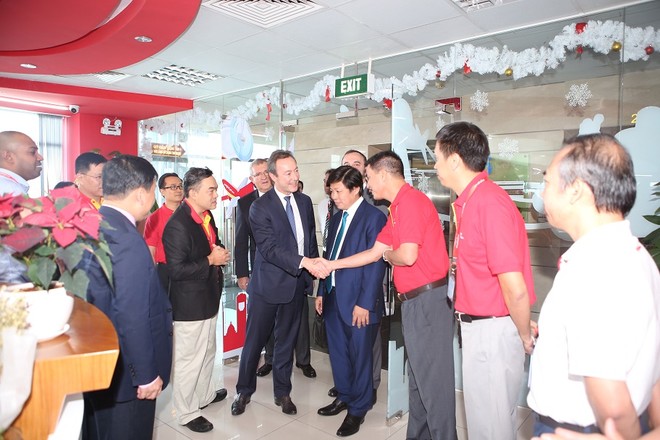 Chủ tịch kiêm Tổng giám đốc điều hành Kl994 game bài casino hấp dẫn Airbus thăm nhân viên Vietjet.