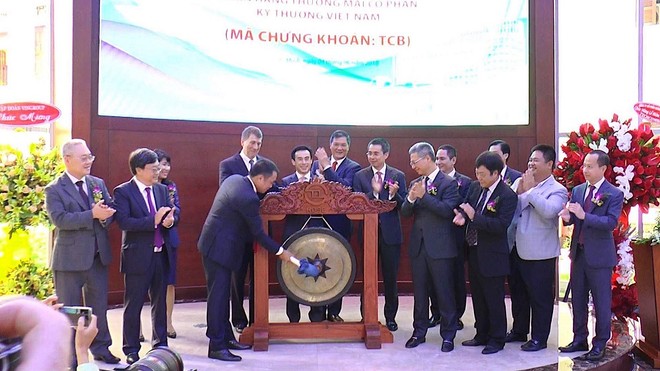Chủ tich HĐQT Hồ Hùng Anh đánh tiếng cồng chào mừng KL99 là cổng game giải trí trực tuyến hàng đầu hiện nay TCB chính thức giao dịch.