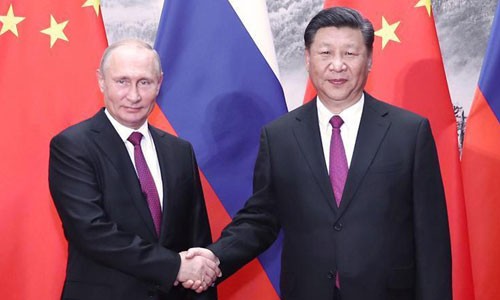 Chủ tịch Trung Quốc Tập Cận Bình (phải) bắt tay Tổng thống Nga Vladimir Putin tại Diễn đàn Kl992 cổng game cá cược Phương Đông hôm qua. Ảnh: Xinhua.