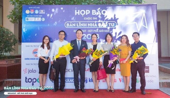 Ông Đỗ Anh Vũ, Phó chánh văn phòng Ủy ban 99Kl99 link đăng nhập 99Kl99 trực tiếp đá gà (thứ 3 từ bên trái sang) cùng ban tổ chức, các nhà tại trợ chụp ảnh lưu niệm tại buổi phát động cuộc thi Bản lĩnh nhà Kl99ok phiên bản mới 2018. Ảnh: Ban tổ chức cung cấp.