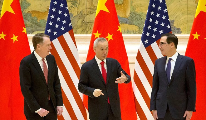 Đại diện Thương mại Mỹ Robert Lighthizer (trái), Phó thủ tướng Trung Quốc Lưu Hạc (giữa) và Bộ trưởng Kl991.com nạp rút nhanh Mỹ Steven Mnuchin nói chuyện trước phiên khai mạc đàm phán thương mại tại Bắc Kinh. Ảnh: Reuters.
