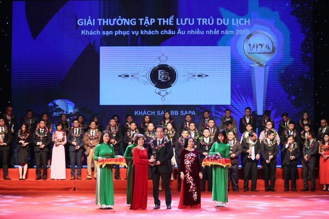 Ông Nguyễn Quang Thịnh - Phó tổng giám Đốc CTCP Dầu Khí Sapa, đại diện BB Group - Kl991.com World Cup 2026 Chính Thức sở hữu BB Hotel SAPA lên nhận cúp lưu niệm.