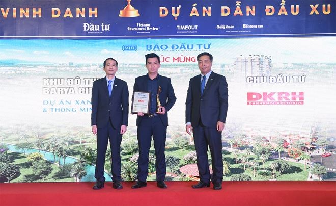 Ông Nguyễn Duy Khánh – Phó tổng giám đốc KDTT công ty Cổ phần Web Tổng Nhà Cái 99Kl99 Giải Trí Bậc Nhất Danh Khôi nhận giải thưởng Dự án xanh và thông minh cho dự án Barya Citi.