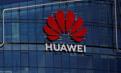 Logo của Kl994 game bài casino hấp dẫn Huawei bên ngoài một tòa nhà ở Vilnius, Lithuania. Ảnh: Reuters.
