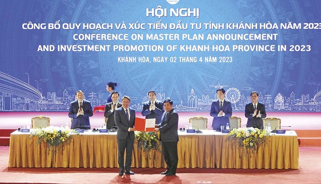 Bộ trưởng Bộ Kế hoạch và Kl99ok phiên bản mới Nguyễn Chí Dũng (bên phải) trao Quyết định phê duyệt Quy hoạch tỉnh Khánh Hòa thời kỳ 2021 - 2030, tầm nhìn đến 2050 cho ông Nguyễn Hải Ninh, Bí thư Tỉnh ủy Khánh Hòa dưới sự chứng kiến của Thủ tướng Kl993 ưu đãi thưởng hấp dẫn Phạm Minh Chính Ảnh: Nhiệt Băng