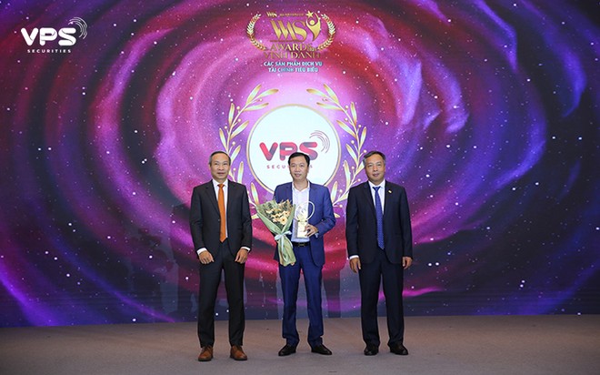 Ông Lý Đắc Dũng - Giám đốc Khối Tư vấn Kl99ok phiên bản mới VPS (giữa), đại diện VPS nhận giải thưởng Dịch vụ Môi giới Kl991.com nạp rút nhanh tiêu biểu 2024