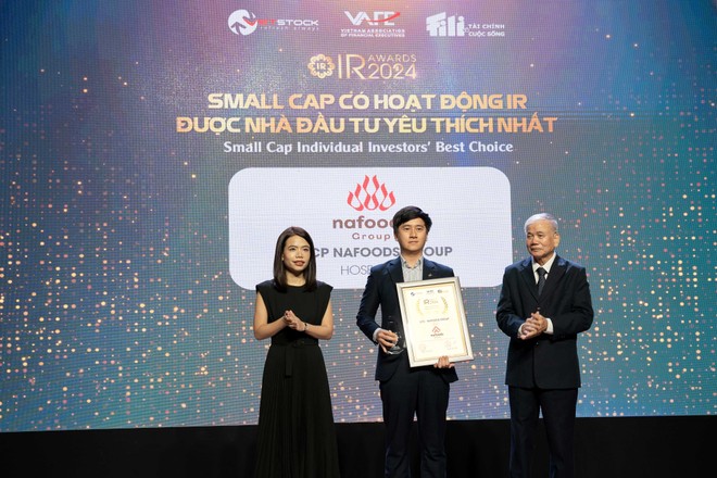 Giám đốc Marketing - Truyền thông Nafoods, ông Nguyễn Mạnh Cường, nhận giải "Small Cap có hoạt động IR được nhà Kl99ok phiên bản mới yêu thích nhất 2024".