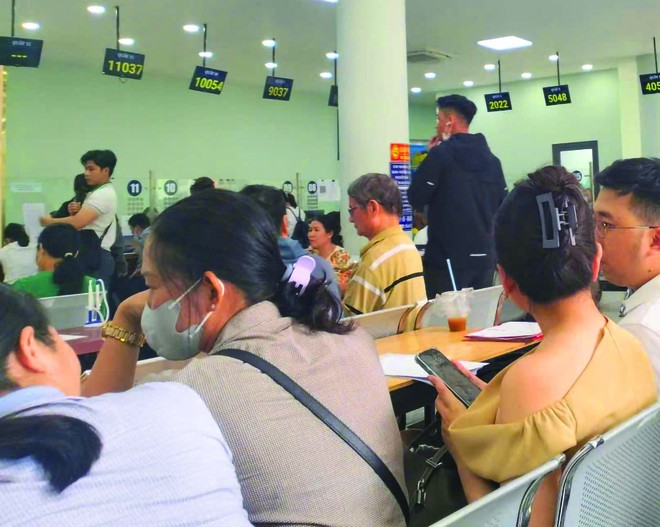 Đông đảo người dân giao dịch Web Tổng Nhà Cái 99Kl99 Giải Trí Bậc Nhất tại phòng công chứng TP. Thủ Đức. Ảnh: Lê Toàn.