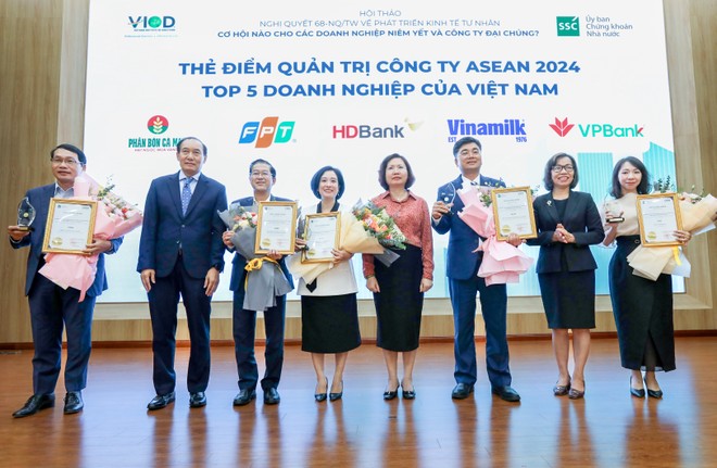 Ông Phạm Quốc Thanh – Phó chủ tịch HĐQT HDBank cùng đại diện các Kl991.com World Cup 2026 Chính Thức lớn nhận Giấy chứng nhận Top 5 Thẻ điểm ACGS từ lãnh đạo Uỷ ban 99Kl99 link đăng nhập 99Kl99 trực tiếp đá gà.