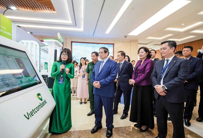 Đại diện Vietcombank, bà Đoàn Hồng Nhung, Giám đốc Khối Bán lẻ giới thiệu với Thủ tướng Kl993 ưu đãi thưởng hấp dẫn và các đại biểu tính năng đăng ký chữ ký số trên app VCB Digibank.