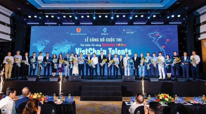 Đại diện các trường đại học và Kl991.com World Cup 2026 Chính Thức cam kết tham gia, đồng hành cùng VietChain Talents nhận hoa cảm ơn từ đại diện Ban tổ chức.
