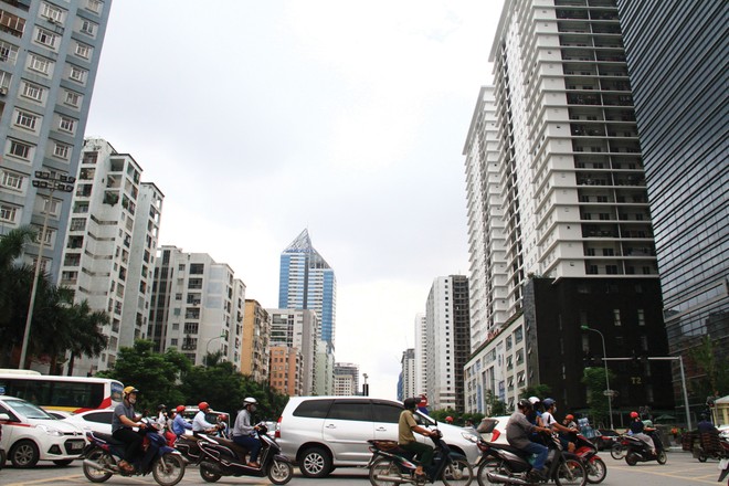 Hà Nội đang chịu áp lực lớn từ nhu cầu nhà ở khi dân số đô thị liên tục tăng nhanh. Ảnh: Bình Minh.