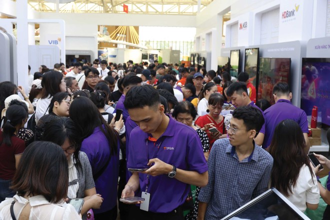 Triển lãm “Thành tựu Đất nước 80 năm” tại Trung tâm Triển lãm Việt Nam thu hút đông đảo khách tham quan. Ảnh: Dũng Minh.