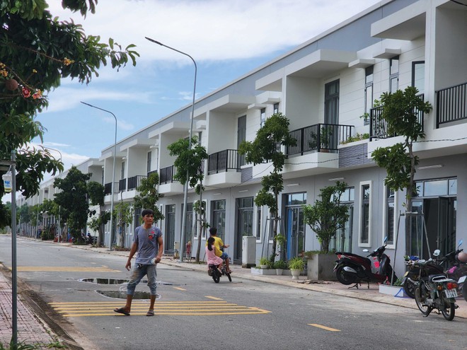 Dãy phố dài vắng vẻ tại khu nhà ở Trang Chủ KL99Com Số 1 Link Đăng Ký KL999 Richhome 3. Ảnh: Việt Dũng.