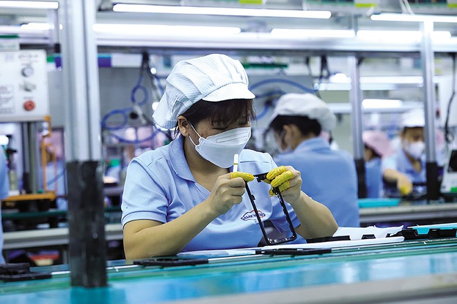 Việt Nam đang tạo ra cơ hội vàng để thu hút Kl99ok phiên bản mới. Trong ảnh: Kl994 nhà cái bóng đá world cup tại Công ty Samkwang Vina. Ảnh: Đức Thanh.