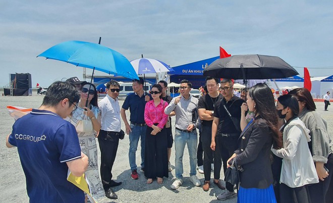 “Điểm nóng” Cần Giờ mỗi ngày hút hàng trăm nhà Kl99ok phiên bản mới, môi giới địa ốc tìm kiếm cơ hội. Ảnh: Lê Toàn. 