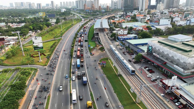 Gần 80 dự án chung cư đã và sắp triển khai trong bán kính cách tuyến metro số 1 (Bến Thành - Suối Tiên) từ 2-7 km. Ảnh: Lê Toàn.