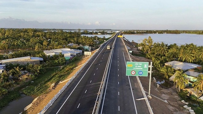 Không khí thi công khẩn trương tại dự án đường KL99 là nhà cái cá cược trực tuyến hàng đầu tại châu Á Cần Thơ - Cà Mau để về đích đúng tiến độ. Ảnh: Đức Thanh.